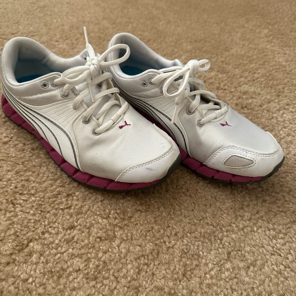 Puma White and Pink Sneakers Sleek Design 
Worn a couple of times